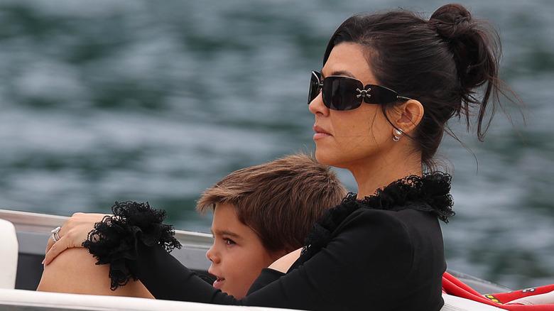 Kourtney Kardashian en un barco con su hijo, Reign Disick