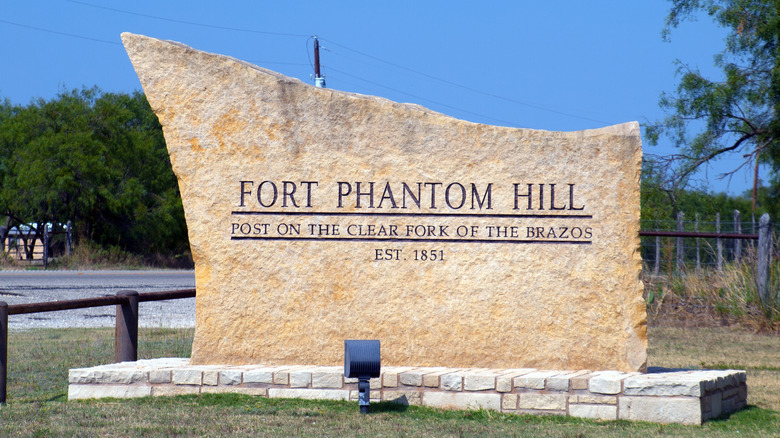 La losa de piedra firmar para Fort Phantom Hill sitio histórico cerca de Abilene, Texas