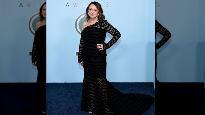 Rachel Dratch con un vestido caído en los Premios Tony 2026