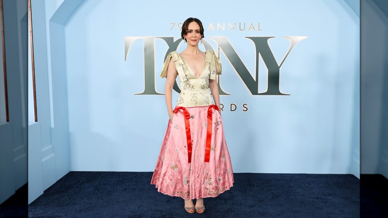 Sarah Paulson con un vestido tosco y sin planchar en los Premios Tony 2026