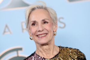 El vestido de Laurie Metcalf en los premios Tony 2026 sorprendió, pero su transformación de cabello gris se robó el espectáculo