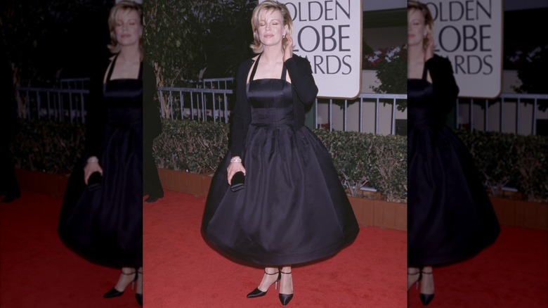 Kim Basinger en la 55ª edición anual de los Globos de Oro en Beverly Hills en enero de 1998