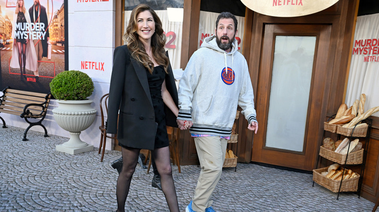 Jackie Sandler y Adam Sandler se dan la mano