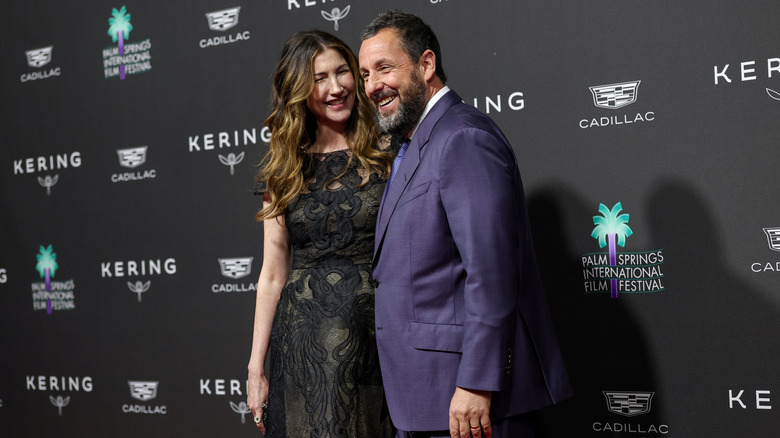 Jackie Sandler le sonríe a Adam Sandler