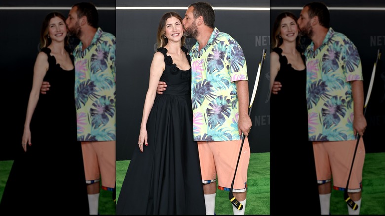 Adam Sandler besa a Jackie Sandler en la mejilla