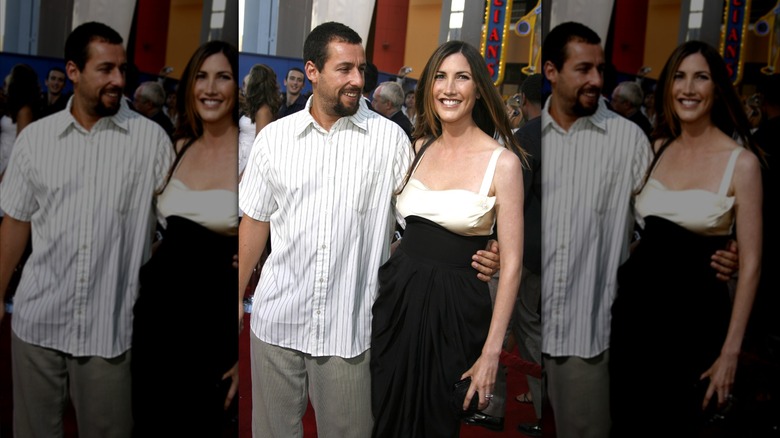 Adam Sandler le sonríe a su esposa Jackie Sandler