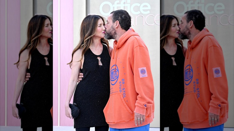 Jackie Sandler y Adam Sandler besándose
