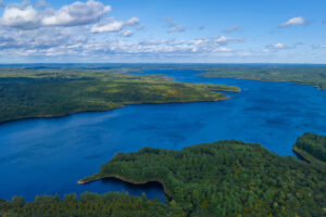 El lago artificial de Massachusetts, a una hora de las afueras de Boston, ofrece excelentes senderos y pesca costera