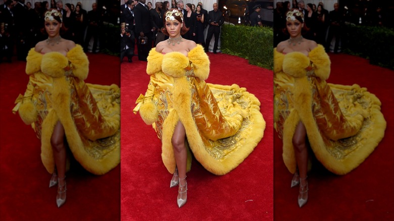 Rihanna posa con un vestido mostaza con ribetes de pelo