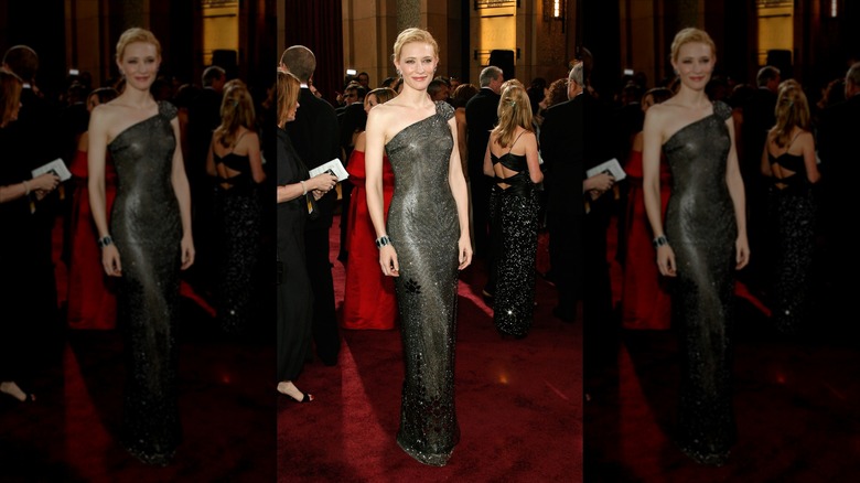 Cate Blanchett sonríe con un vestido negro adornado de un solo hombro