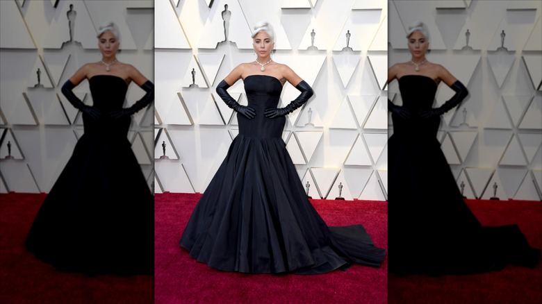 Lady Gaga posa con los brazos en jarras y guantes negros