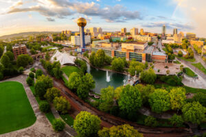 Los estadounidenses están llegando en masa al condado de Tennessee con vistas a las Grandes Montañas Humeantes, parques y una ciudad emocionante