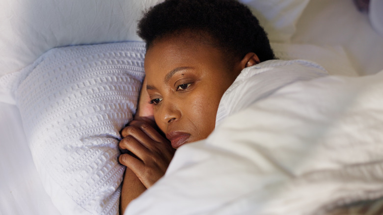 mujer en la cama incapaz de dormir