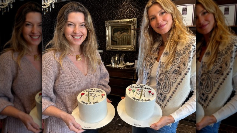 Pati y Gisele Bündchen sonríen sosteniendo tartas de cumpleaños