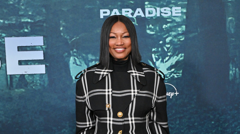 Garcelle Beauvais con una chaqueta negra a cuadros