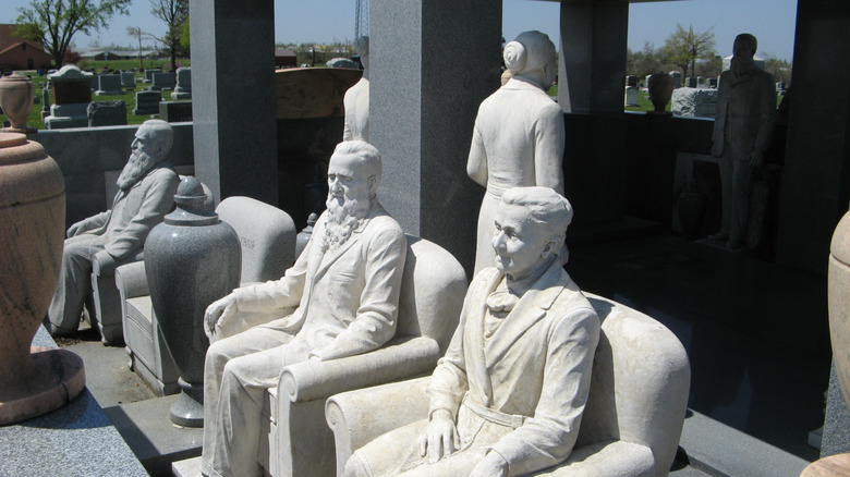 Estatuas de mármol en el Davis Memorial en Hiawatha.
