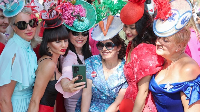 Los asistentes a las carreras asistieron a Royal Ascot el primer día