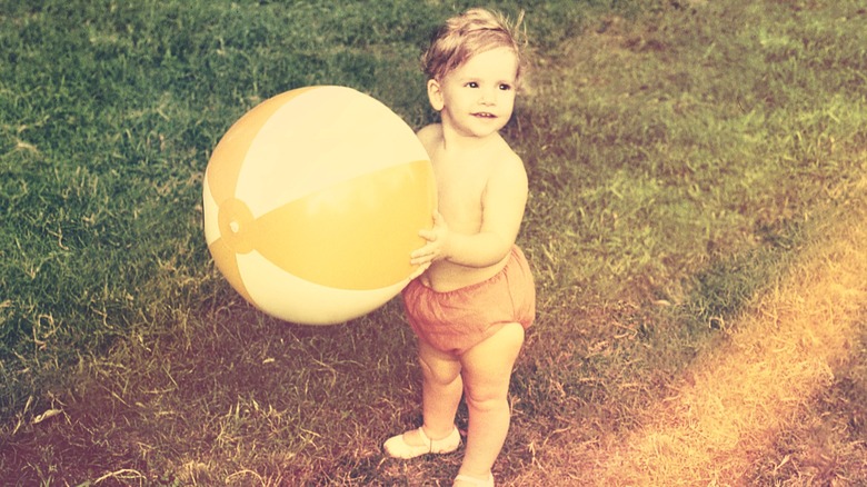 Un niño jugando afuera en la década de 1970.