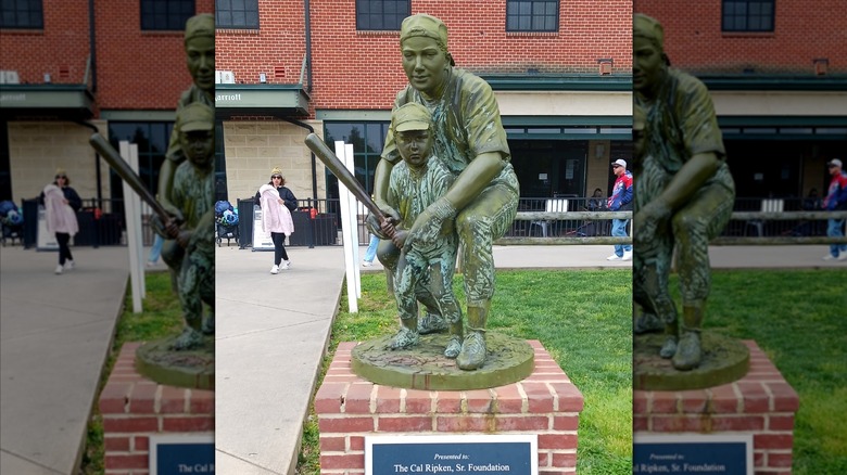 Una estatua de Cal Ripkin en Aberdeen, Maryland, fuera del estadio Ripkin