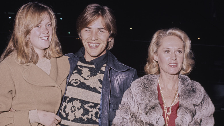 Melanie Griffith, Don Johnson y Tippi Hedren sonriendo en 1974