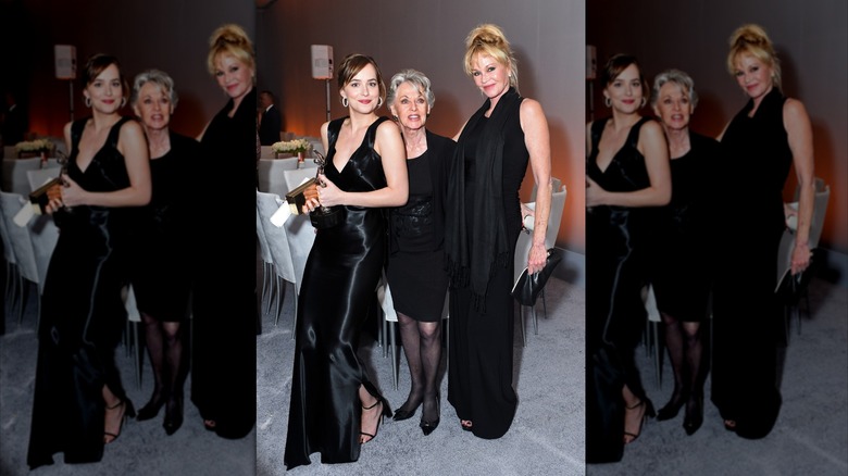 Dakota Johnson, Tippi Hedren y Melanie Griffith posan con el premio Calvin Klein Emerging Star Award durante la 22ª edición anual de ELLE Women 2015