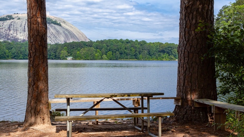 Vista de Stone Mountain y el lago Stone Mountain desde el campamento de Stone Mountain Park