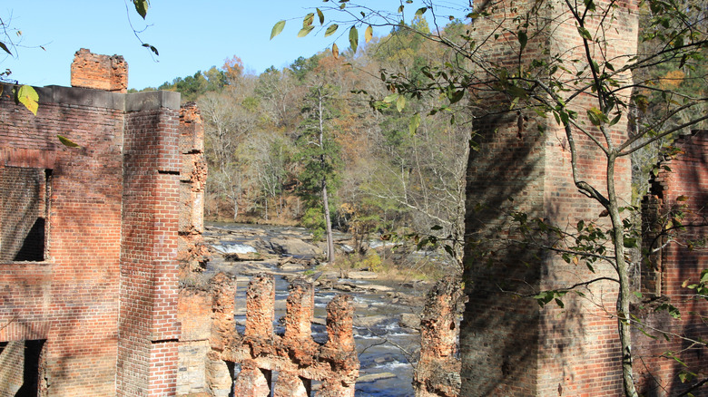 Las ruinas con vistas al parque estatal Sweetwater Creek, Georgia