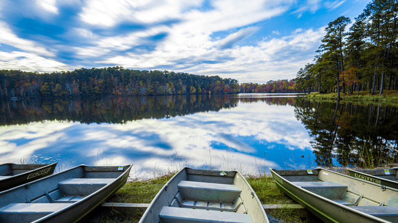 Botes de remos con un lago y un bosque en Indian Springs State Park, Georgia