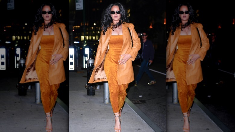 Rihanna luce un vestido palabra de honor con chaqueta oversize en junio de 2026