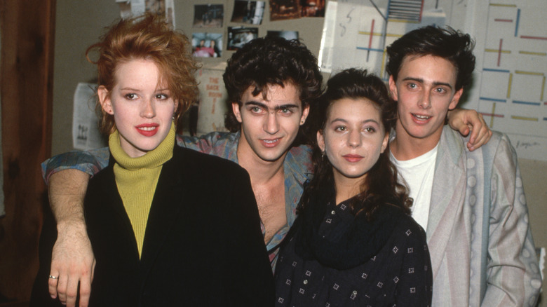 Molly Ringwald y amigos en noviembre de 1985