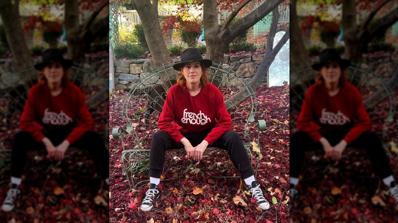 Molly Ringwald posa en un parque en noviembre de 2023