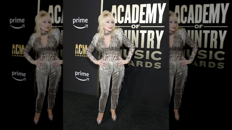Dolly Parton asiste a los Premios de la Academia de Música Country 2023 con un conjunto de pantalones y top con joyas plateadas