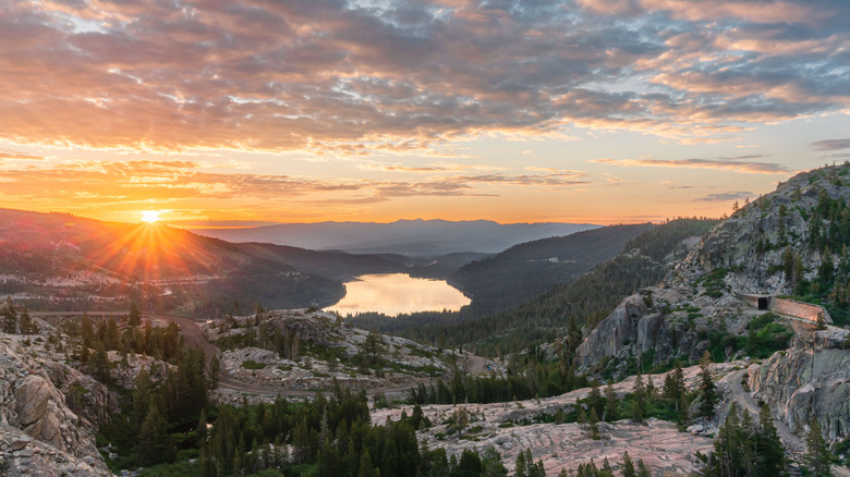 Vista desde arriba del lago Donner al atardecer, los colores se reflejan en la superficie del lago