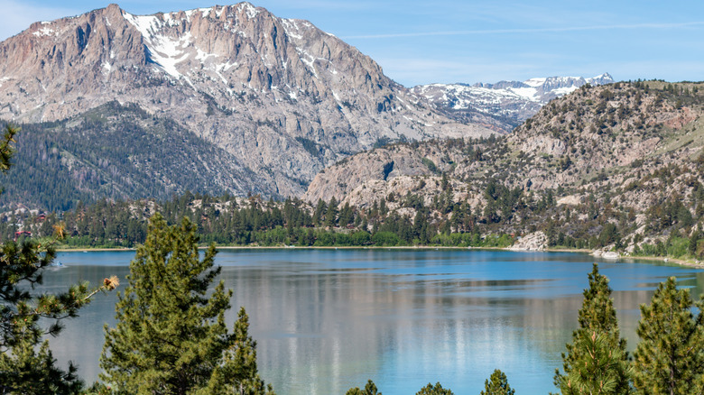 Una vista del lago June y las montañas nevadas que lo rodean de la Sierra Oriental