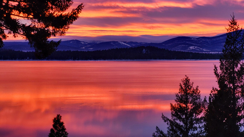 Atardecer en tonos fucsia, amarillo y morado sobre el lago Almanor de California