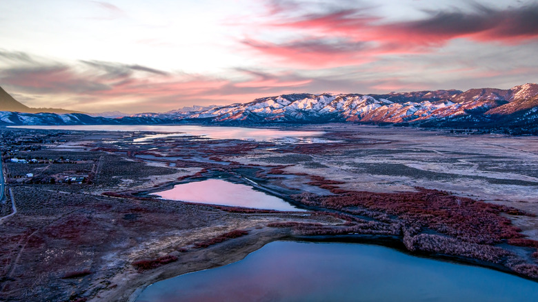 Puesta de sol sobre el lago Washoe