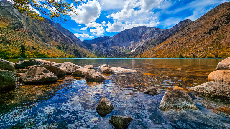 Vista del lago Convict en el condado de Mono, California en otoño con follaje dorado y picos dramáticos que rodean el lago