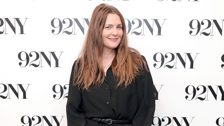 Drew Barrymore viste todo de negro en la alfombra roja del 92NY