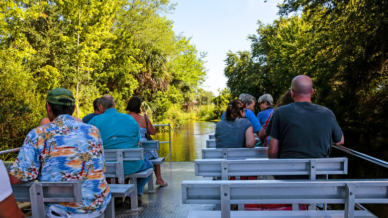 Personas en un paseo en barco en Homosassa Springs