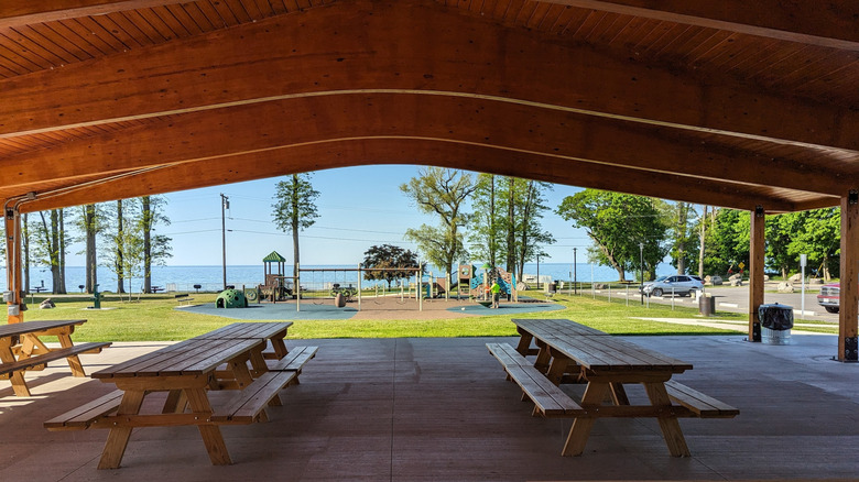 El nuevo pabellón de picnic en Yates Town Park junto al lago Ontario en Yates, Nueva York
