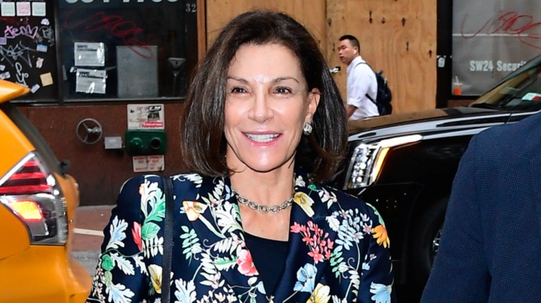 Una foto de Hilary Farr con un corte de pelo bob.