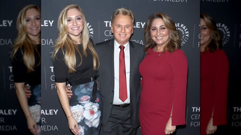 Maggie Sajak posa con sus padres Pat Sajak y Lesly Brown en la alfombra roja de un evento en la ciudad de Nueva York en 2017.