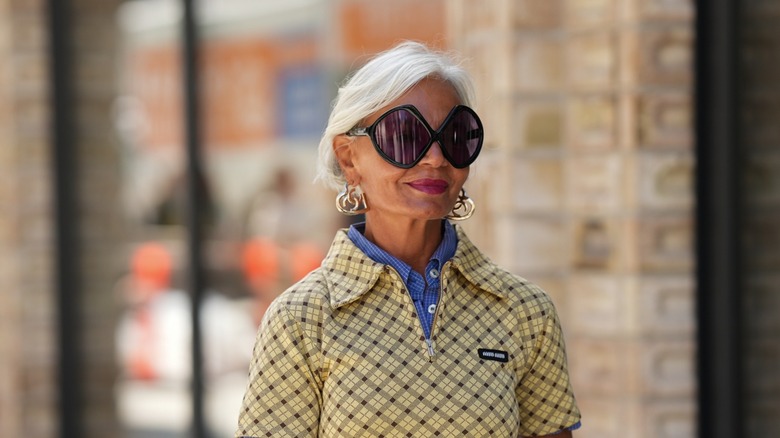 Una mujer con un corte de pelo bob francés.