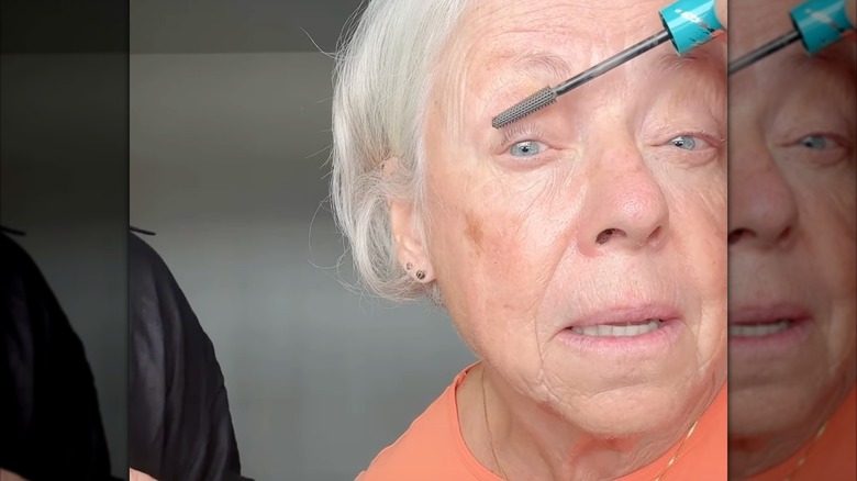 Una mujer aplicando rímel gris.