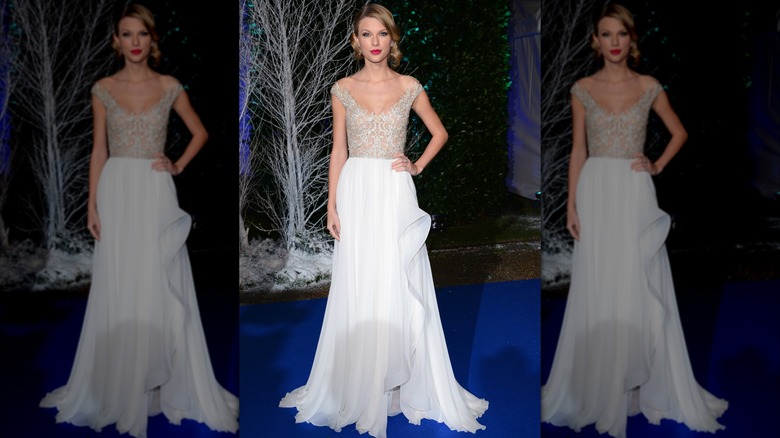 Taylor Swift posa con una mano en la cadera en la Gala Winter Whites 2013