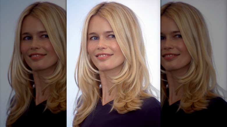 Claudia Schiffer sonríe levemente con la cabeza vuelta hacia un lado y el cabello rubio suelto.