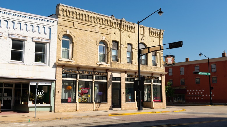 Exterior del edificio del centro y escaparate en Columbus, Wisconsin