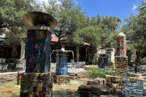 El enorme centro comercial al aire libre San Antonio de Texas está lleno de tiendas divertidas, restaurantes exclusivos y diseño escénico