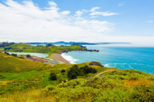 Visite el otrora próspero fuerte militar de California en las afueras de San Francisco con vistas al mar y edificios preservados