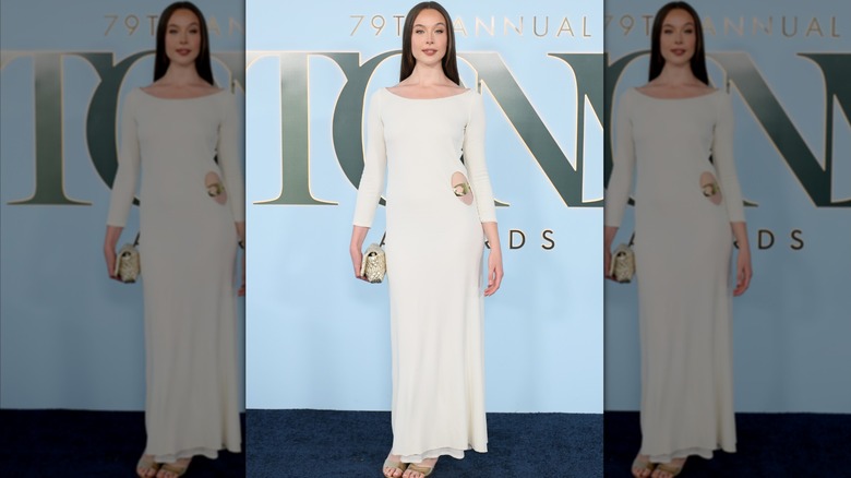 Ella Beatty con un aburrido vestido blanco con abertura lateral en los Premios Tony 2026